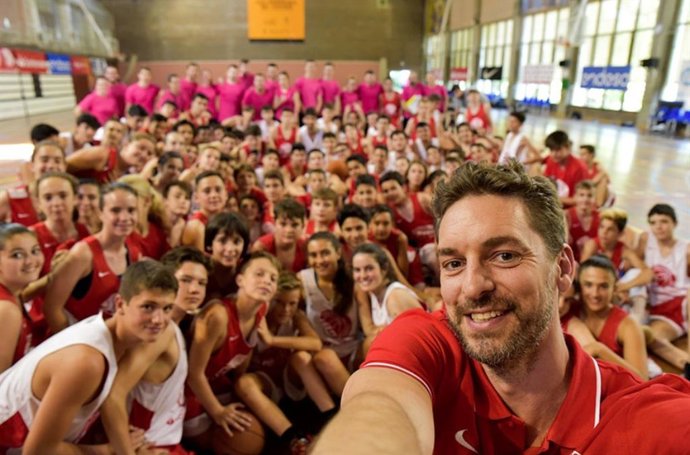 El exjugador Pau Gasol con los niños y niñas de la Pau Gasol Academy by Santander