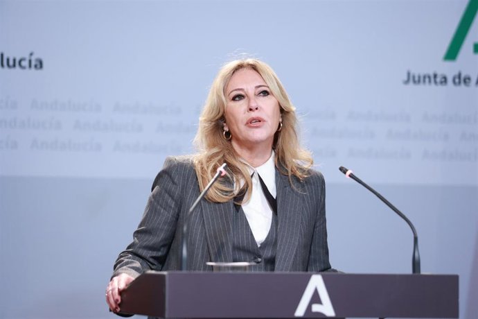 La consejera de Economía, Hacienda, Fondos Europeos y Diálogo Social de la Junta de Andalucía, y portavoz del Gobierno, Carolina España, interviene durante la rueda de prensa posterior al Consejo de Gobierno. (Foto de archivo).