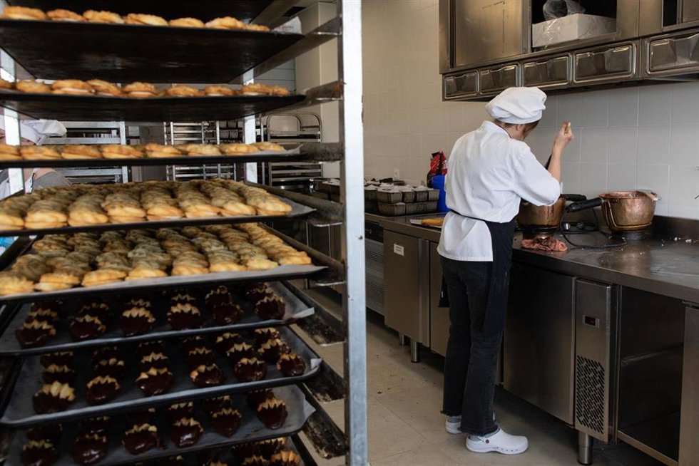 Archivo - Una mujer trabajando en una pastelería