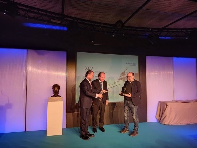 Archivo - Alberto Olmos, último ganador del Premio Internacional Afundación de Periodismo Julio Camba.