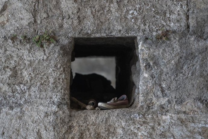 Archivo -  Imatge d'arxiu de sabatilles i persones sense llar.  