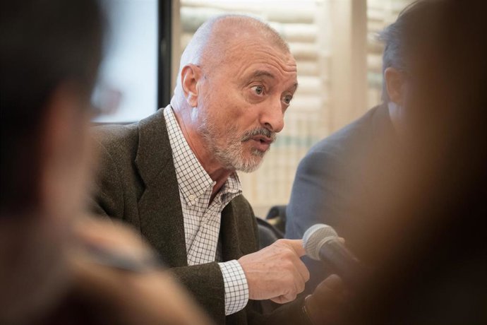 El escritor Arturo Pérez-Reverte durante la lectura de la lista de los galardonados con los Premios Zenda 24/25, a 11 de diciembre de 2025, en Madrid (España). Los premios serán entregados en una gala el próximo 13 de enero.