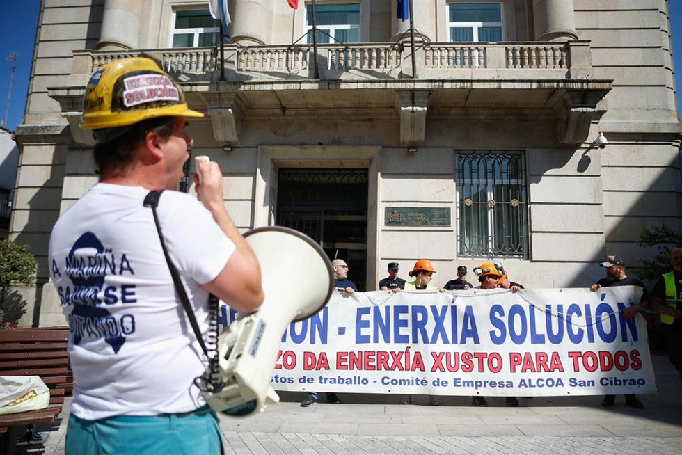 Archivo - Trabajadores de Alcoa San Cibrao durante un encadenamiento frente a la subdelegación del Gobierno en Lugo, a 14 de julio de 2025, en Lugo, Galicia (España). La movilización busca reclamar una solución urgente para garantizar el futuro de la pl