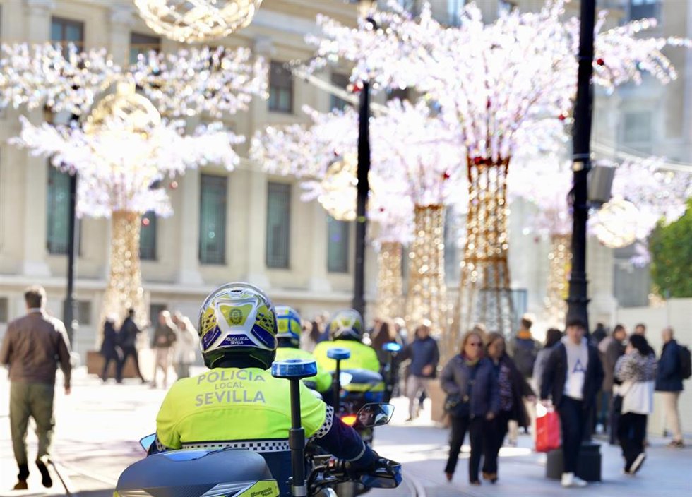 Imagen de agentes de la Policía Local de Sevilla de servicio tras activase el Plan de Emergencia Nivel 1. A 28 de noviembre de 2025 en Sevilla (Andalucía, España).