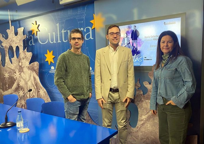El Concejal De Cultura, Ángel Fernández (C), Junto Con Los Autores José F. Ramos (I) Y Nuria Galache.