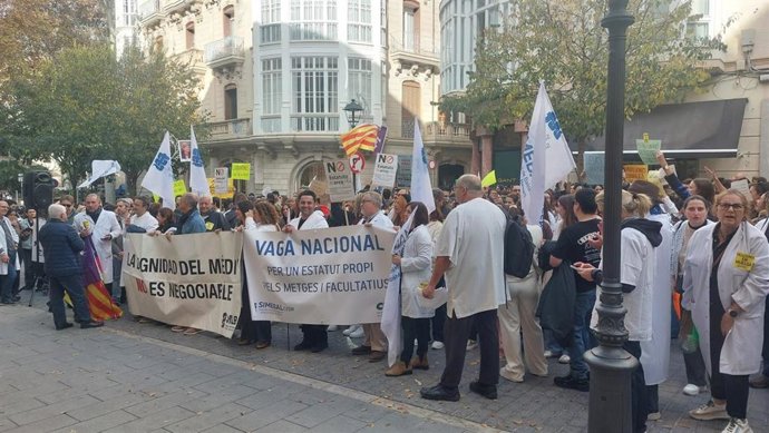 Concretación de médicos en Palma para mostrar su rechazo al Estatuto Marco del Ministerio de Sanidad.