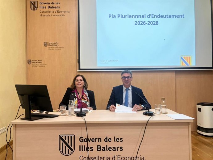 El conseller de Economía, Hacienda e Innovación, Antoni Costa, y la directora general del Tesoro, Política Financiera y Patrimonio, Susana Pérez, presentan el plan de Facilidad Financiera.
