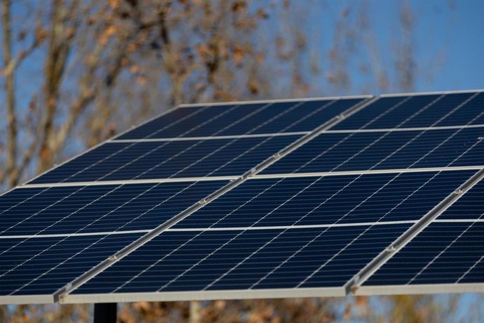 Archivo - Una placa solar