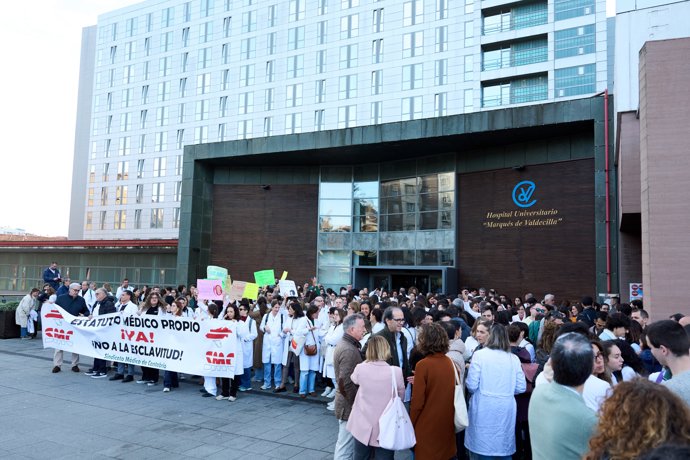 Concentración contra el Estatuto Marco en Valdecilla