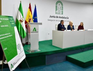 La delegada de la Junta de Andalucía en Cádiz, Mercedes Colombo (c), la delegada territorial de Justicia, Administración Local y Función Pública, Ana Bertón (d), y el director del Instituto Andaluz de Administración Pública (IAPP), José Loaiza (i).