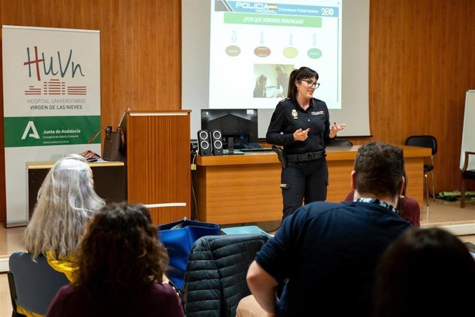 Interlocutra de la Policía Nacional en las jornadas organizadas por el Hospital Virgen de las Nieves para prevenir agresiones a personal del SAS