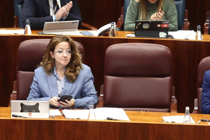 La consejera de Sanidad de la Comunidad de Madrid, Fátima Matute, durante una sesión plenaria en la Asamblea de Madrid, a 11 de diciembre de 2025, en Madrid (España). 