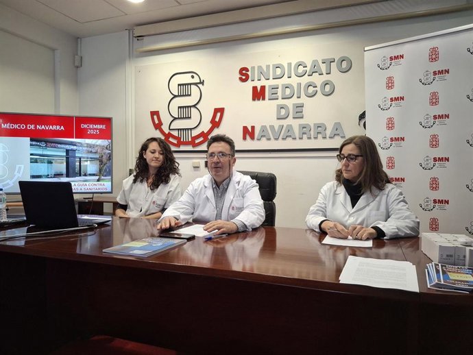 Rueda de prensa de presentación de la guía contra agresiones a sanitarios. De izquierda a derecha, Laura Vásquez, autora de la guía, Juan Ramón Sanchiz, presidente de Sindicato Médico de Navarra, y Pilar Anadón, responsables de riesgos laborales.