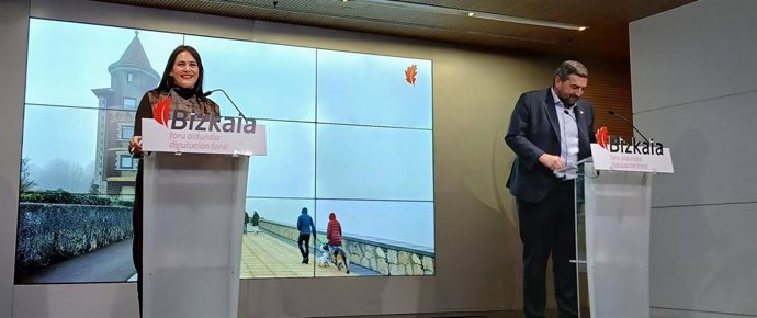 La portavoz de la Diputación de Bizkaia, Leixuri Arrizabalaga, junto al diputado de Infraestructuras y Desarrollo Territorial, Carlos Alzaga, en rueda de prensa.