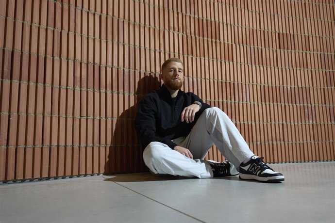 El atacante del Deportivo Alavés, imagen de New Balance.