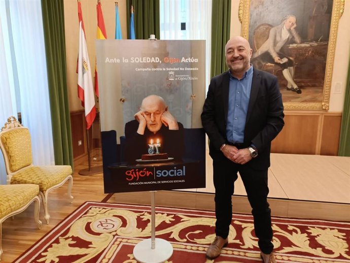 El concejal de Servicios Sociales, Vivienda y Cooperación del Ayuntamiento de Gijón, Guzmán Pendás, presenta una campaña de sensibilización contra la soledad no deseada en personas mayores.