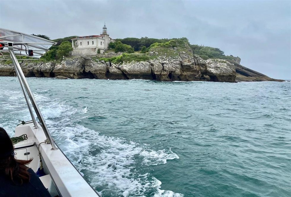 Archivo - Embarcación realiza una ruta marítima en Cantabria
