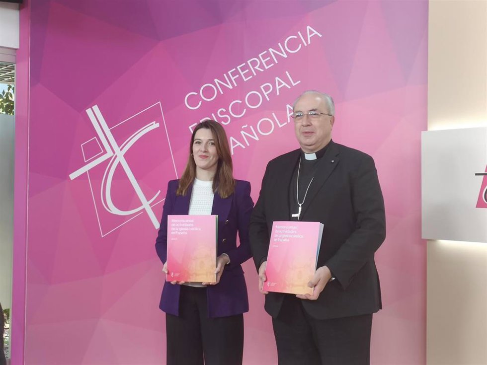 El secretario general de la CEE, Francisco César García Magán y la directora de la Oficina de Transparencia, Esther Martín.