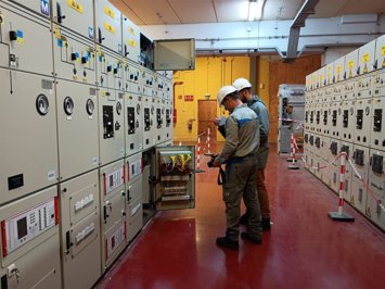 Archivo - Dos técnicos de Endesa.