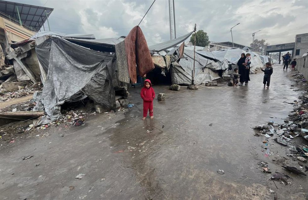 Palestinos entre tiendas de campaña inundadas a causa de las tormentas en la Franja de Gaza, usadas por desplazados a causa de la ofensiva de Israel tras los ataques del 7 de octubre de 2023 (archivo)