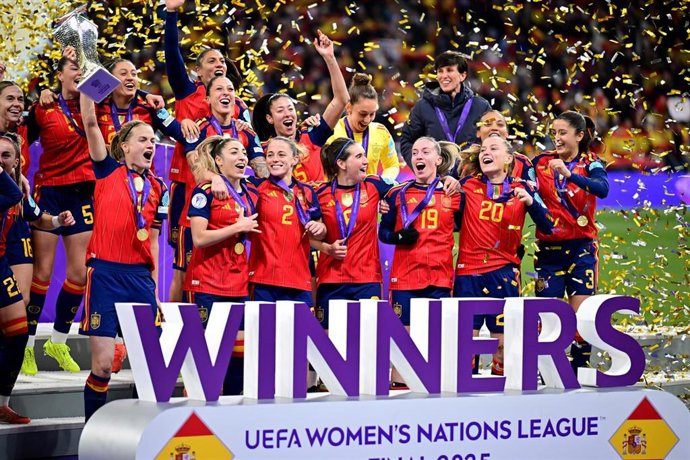 La seleeción española femenina de fútbol celebra la Liga de Naciones.