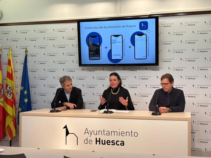 La nueva app ha sido presentada por la alcaldesa Lorena Orduna junto al jefe del Servicio de Informática, Óscar Tesa, y el representante de Movicoders, Carmelo Marín.