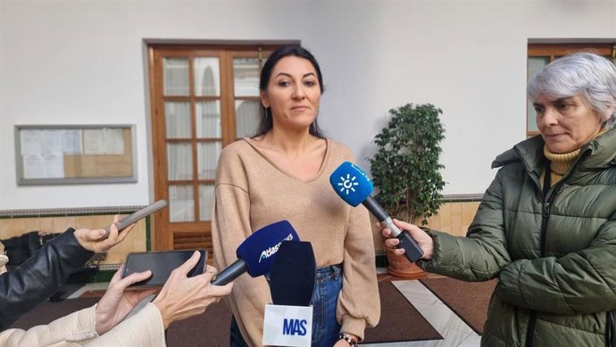 La portavoz adjunta de Por Andalucía, Alejandra Durán, este jueves en declaraciones a los periodistas tras registrar la Proposición de Ley contra el acoso y ciberacoso escolar.