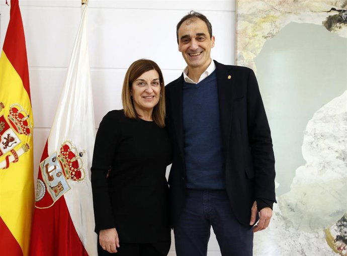 La presidenta de Cantabria, María José Sáenz de Buruaga, y el alcalde de Alfoz de Lloredo, Enrique Bretones,