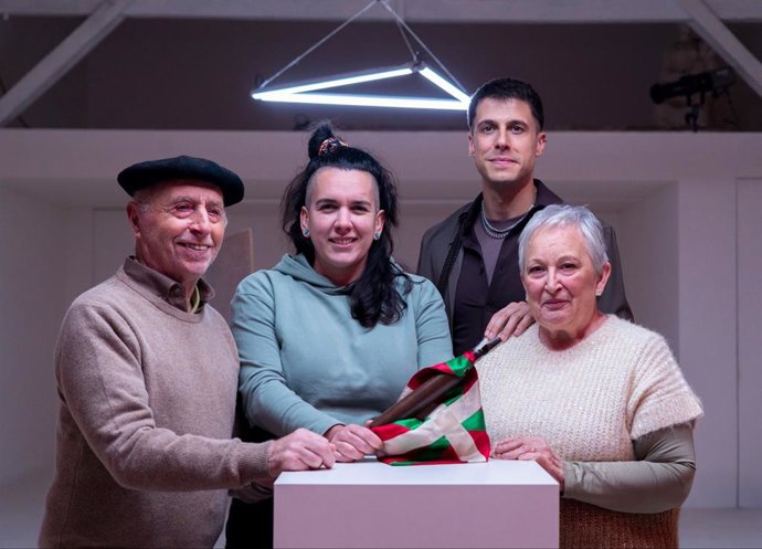 Ezkerretik eskuinera: Erramun Martikorena, Ane Elordi, Pello Reparaz eta Maixux Zugarramurdi