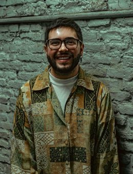 La obra 'Pavo real', del malagueño Alonso Gil Gil, Premio Romero Esteo para Jóvenes Autores y Autoras