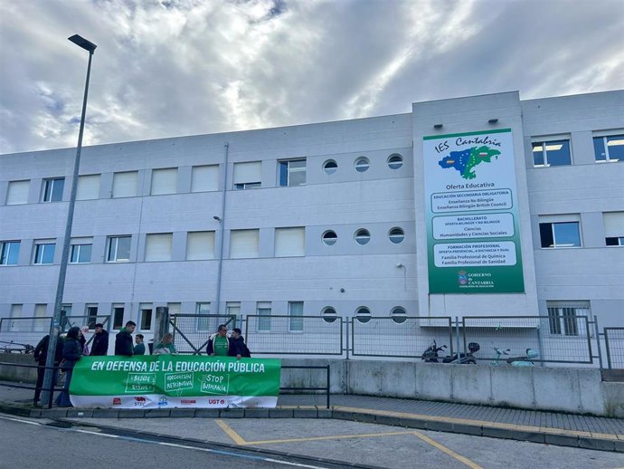 La Junta de Personal Docente reivindica la subida salarial en un acto del consejero de Educación.