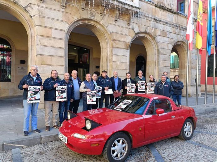 Presentación de la 'Caza del búho', acción solidaria para recaudar alimentos para la Cocina Económica, en la plaza Mayor de Gijón.