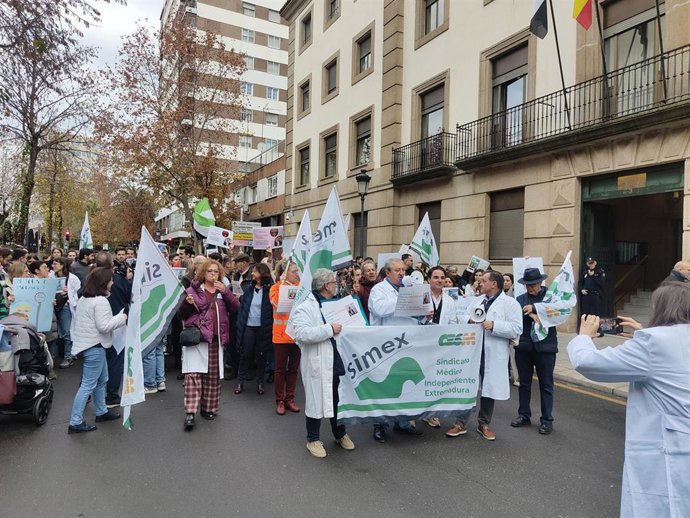 Maifestación de los médicos de Cáceres para pedir mejoras laborales y un estatuto marco específico