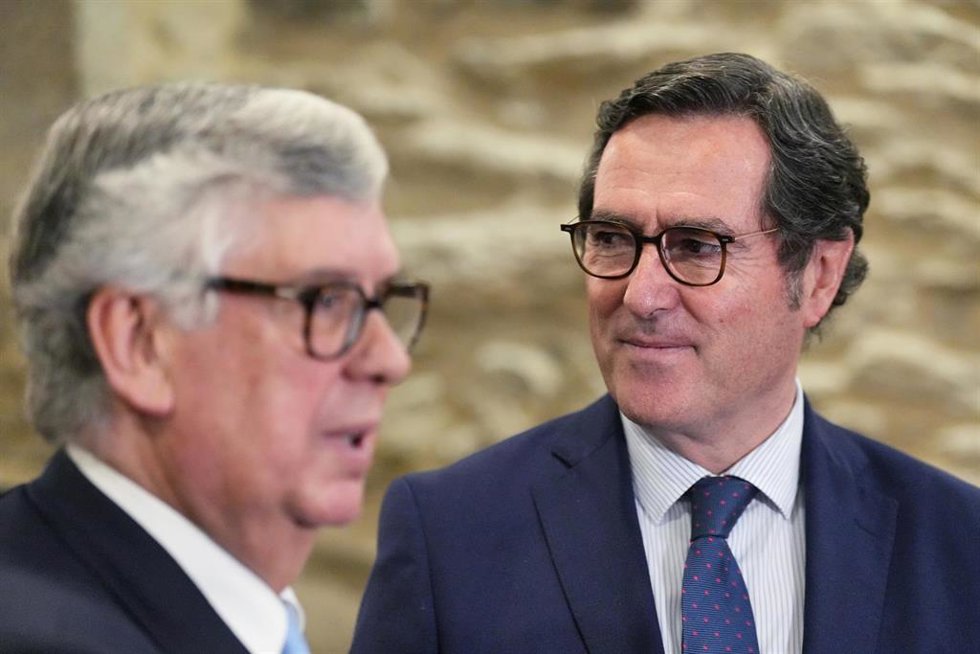 Archivo - Presidente CEOE, Antonio Garamendi, con el presidente electo de la CEG, Jose Manuel Vieites, en Santiago de Compostela