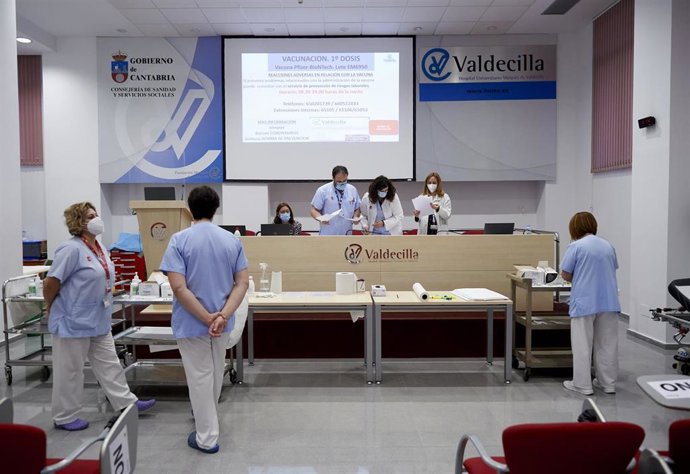 Archivo - Personal sanitario en Valdecilla