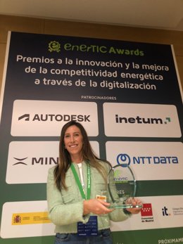 La vicealcaldesa de Gijón y concejala de Economía, Empleo, Turismo e Innovación, Ángela Pumariega, recoge el Premio EnerTIC al Mejor Directivo en la categoría de Smart Cities.