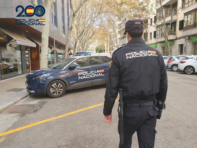 Un agente de la Policía Nacional, de espaldas.