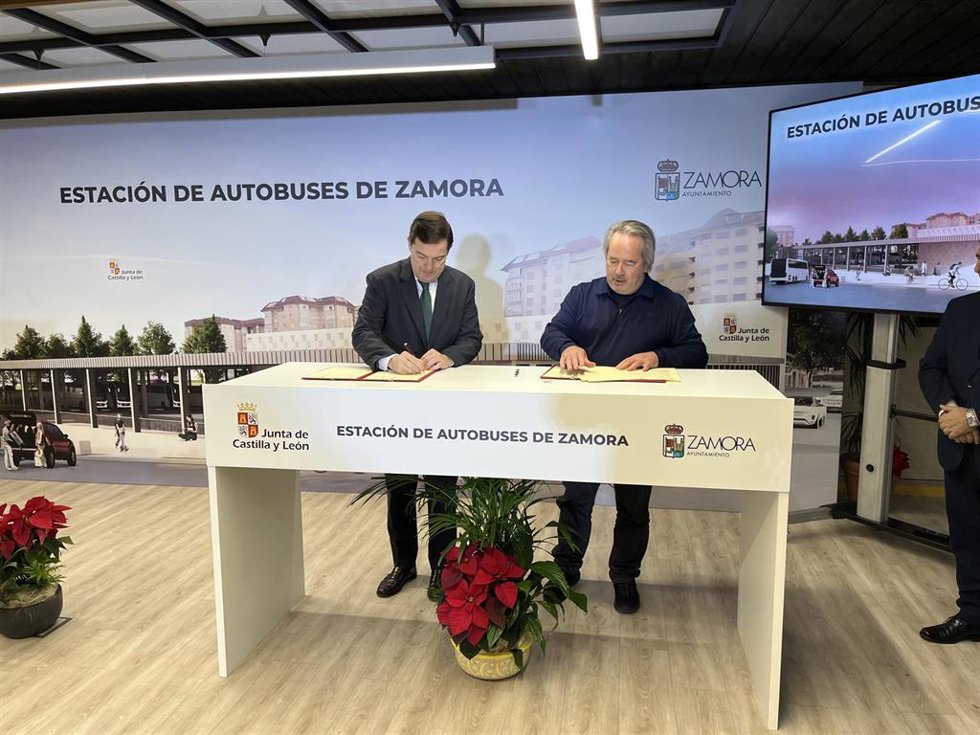 El alcalde de Zamora, Francisco Guarido, y el presidente de la Junta de Castilla y León, Alfonso Fernández Mañueco, firman el protocolo.