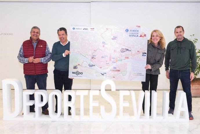 La delegada municipal de Deportes, Carmen Tena, informa de las novedades de la próxima edición del Maratón de Sevilla.