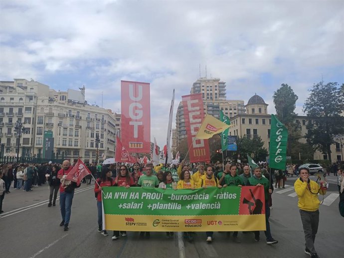 Manifestación en València con motivo de  la jornada de huelga en Educación en la Comunitat Valenciana.