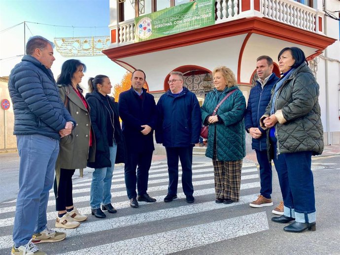 Comparecencia informativa del PSOE en Pinos Puente, con el alcalde, Enrique Medina, en el centro, flanqueado por José Antonio Carranza y Fátima Gómez