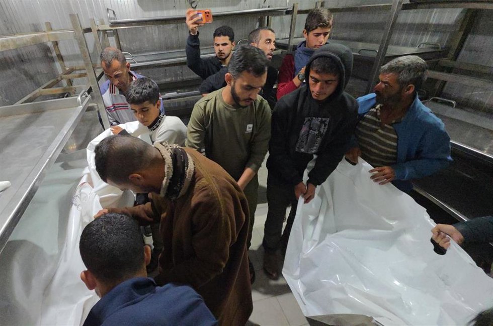 Palestinos en el Hospital Naser de Jan Yunis con los cuerpos de varios muertos por ataques del Ejército de Israel contra la Franja de Gaza pese al alto el fuego en vigor desde el 10 de octubre de 2025 (archivo)