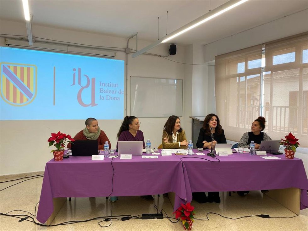 La consellera de Familias, Bienestar Social y Atención a la Dependencia, Sandra Fernández, y la directora del IbDona, Cati Salom, en la Mesa Suprainsular para el abordaje de las violencias machistas.