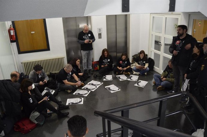 Delegados de CIG-Ensino y STEG se "encierran" en la Consellería de Educación para exigir una reunión con el conselleiro