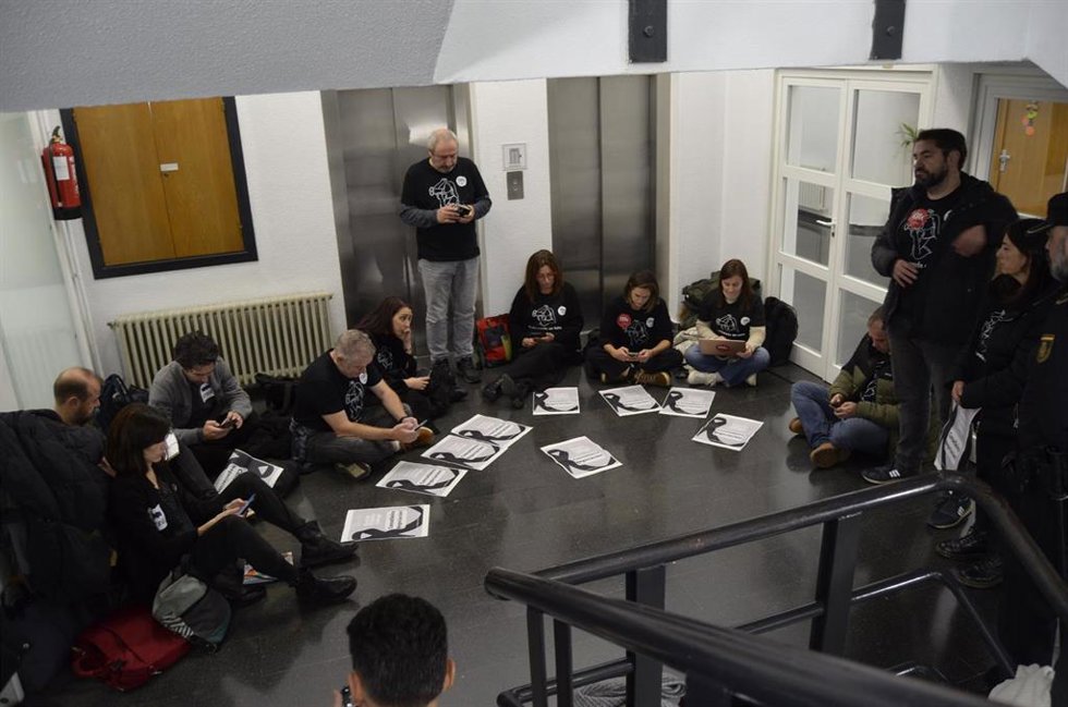 Delegados de CIG-Ensino y STEG se "encierran" en la Consellería de Educación para exigir una reunión con el conselleiro