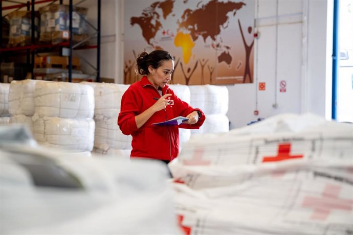 Archivo - Una voluntaria de Cruz Roja Española recuenta la carga de ayuda humanitaria para Turquía 