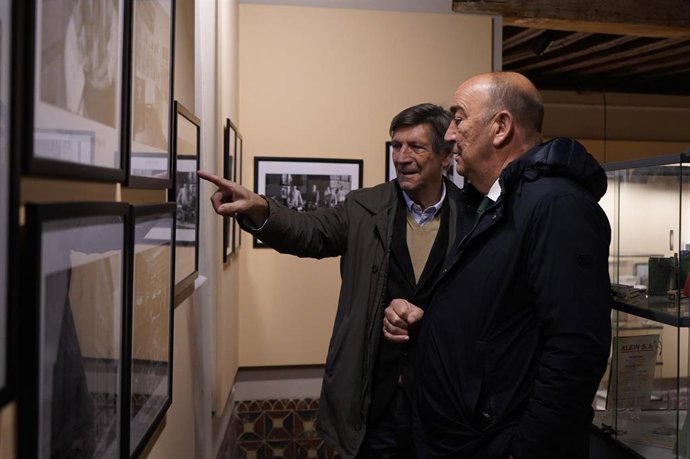 De Vicente, durante la visita a la exposición.