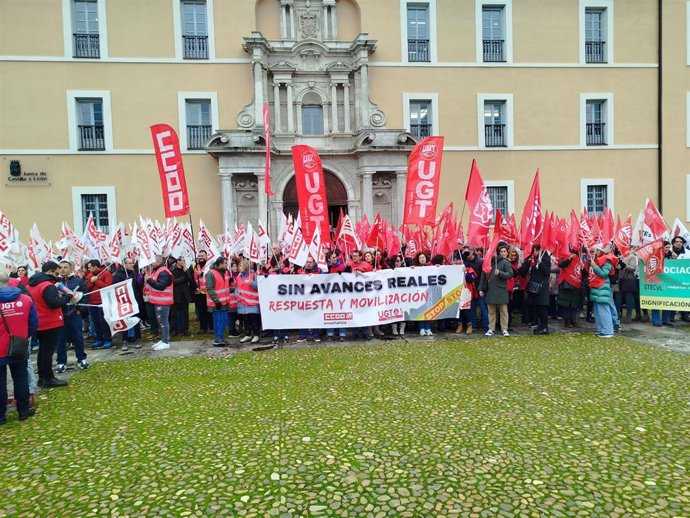 Los profesores que se han concentrado para exigir mejoras laborales.