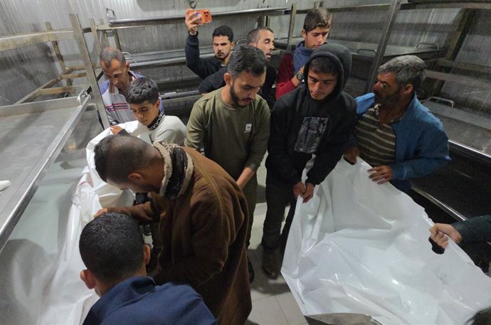 3 de dezembro de 2025, Khan Yunis, Faixa de Gaza, Território Palestino: Palestinos transportam feridos e mortos para o Complexo Médico Nasser após ataques aéreos israelenses contra tendas de pessoas deslocadas em Khan Yunis, no sul da Faixa de Gaza, em 4 