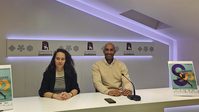El concejal de Deportes, Armengol Engonga, junto a la organizadora de la San Silvestre, María Amarilla.
